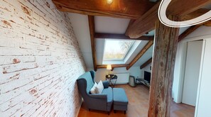 Smart-TV, Kamin, DVD-Player, Bücher