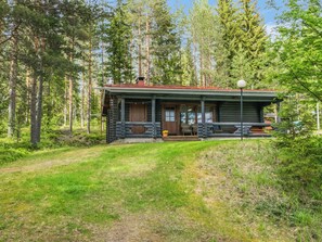 A log cabin with a porch, surrounded by trees. - Lohi, cjoe237 a by Interhome (Heinävesi)