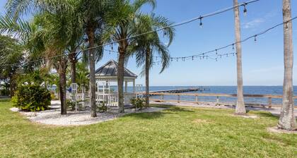 The Little Harbor and Resort, Beach condo in steps away,dolphins🐬,swimming pools