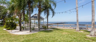 The Little Harbor and Resort, Beach condo in steps away,dolphins🐬,swimming pools