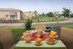 屋外ダイニングエリア