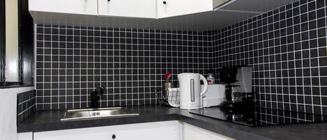 Kylskåp, mikrovågsugn, spishäll och diskmaskin