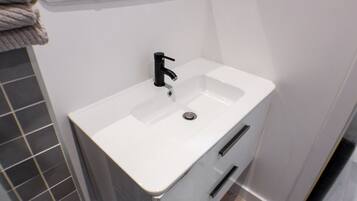 Een douche, een haardroger, handdoeken