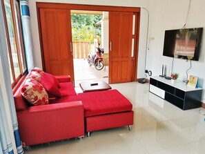 TV - Ao Nang Family Pool Villa (AO NANG)