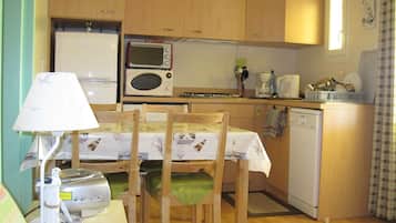 Microwave, stovetop, cookware/dishes/utensils