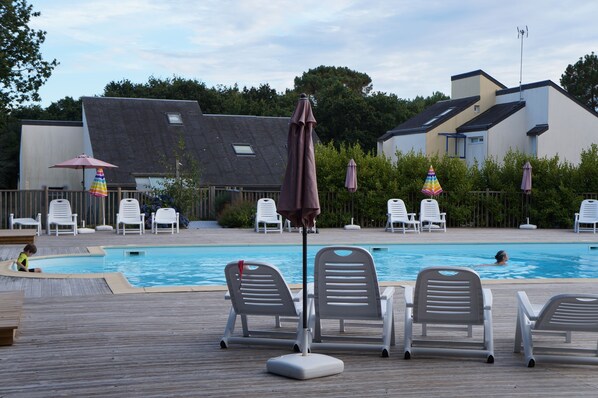 حمّام سباحة خارجي، حمّام سباحة مُدفَّأ