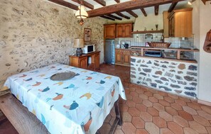 ثلاجة، ميكروويف، فرن، موقد طهي مسطح