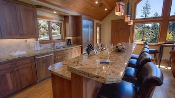 House, Multiple Beds, Fireplace, Mountain View | In-room dining