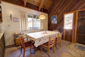 Chalet, Multiple Beds, Hot Tub | In-room dining