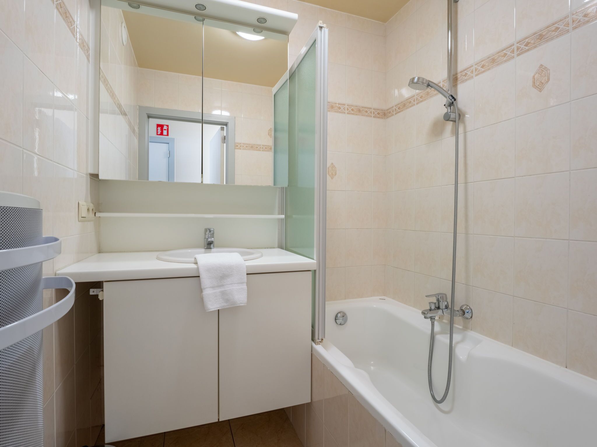 Une salle de bain avec un lavabo, un miroir et une baignoire.