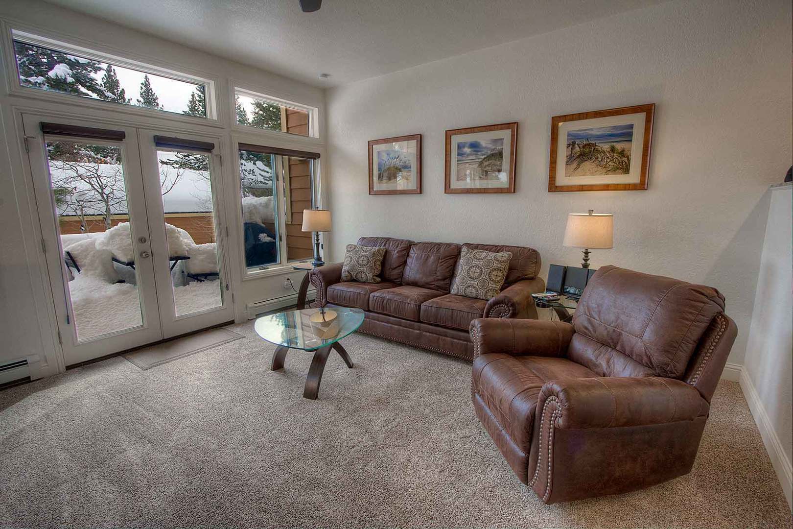 Condo, 1 giường cỡ queen, lò sưởi | Khu phòng khách | TV, lò sưởi 