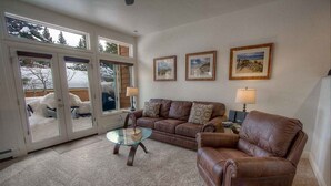 Condo, 1 cama Queen size, chimenea | Área de sala de estar
