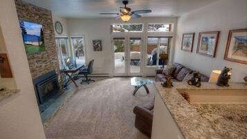 Condo, 1 Katil Ratu (Queen), Fireplace | Ruang tamu | TV, pendiangan