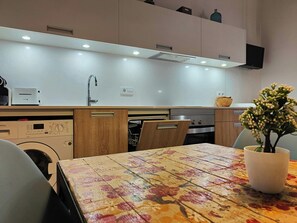 Fridge, microwave, oven, stovetop - Best location in El Born, modern & super comfy (Barcelona)