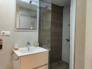 Hair dryer, towels - Best location in El Born, modern & super comfy (Barcelona)
