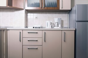 Ofen, Wasserkocher mit Kaffee-/Teezubehör, Toaster, Küchenrolle