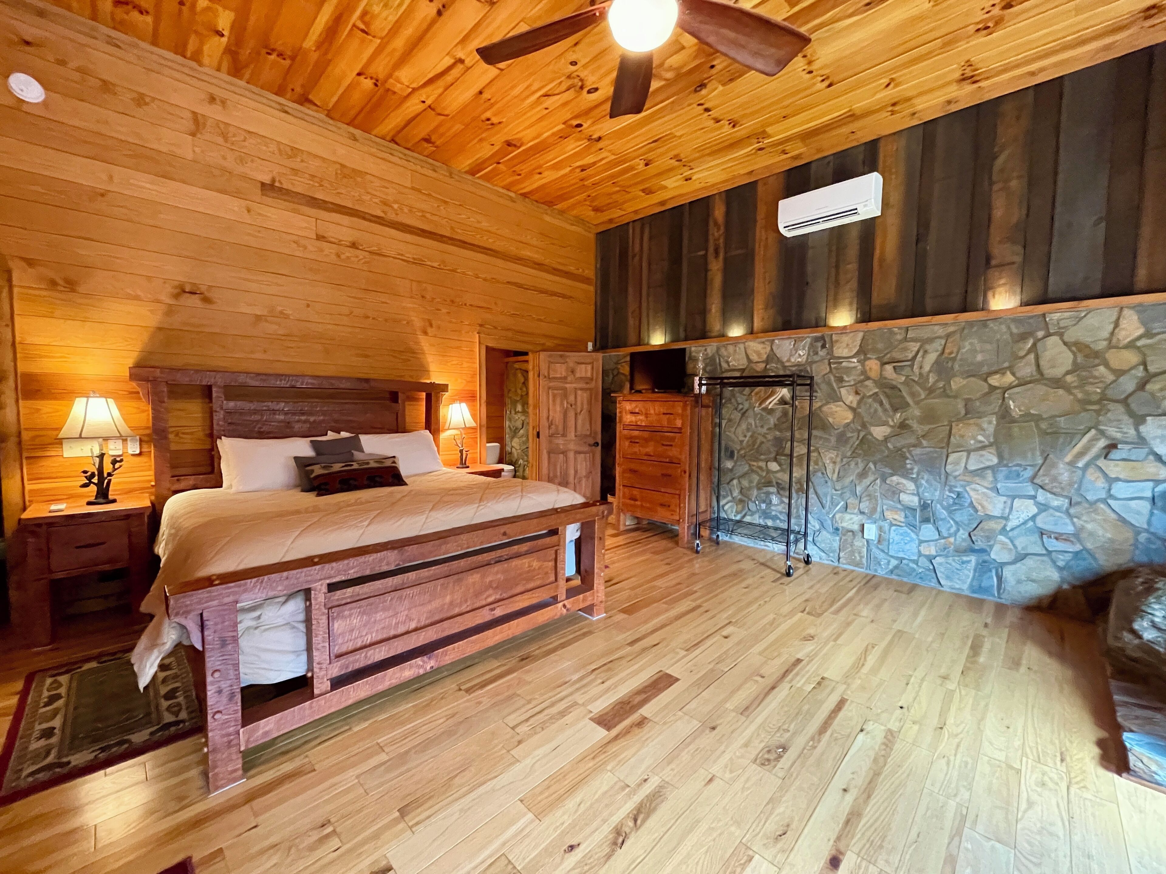 6 bedrooms, travel crib, free WiFi, bed sheets