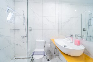 Combined shower/bathtub, hair dryer, towels, soap