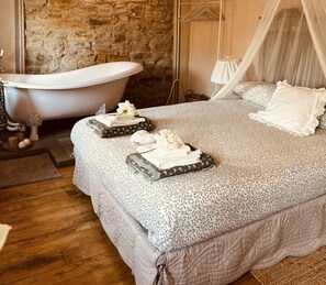 2 bedrooms, iron/ironing board, travel cot, free WiFi