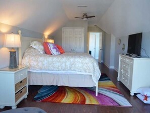 6 bedrooms, Internet, bed sheets - Barefoot 'N Salty - Walk to Beach in Surfside Beach (Surfside Beach)