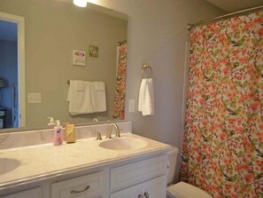 Shower, towels - Barefoot 'N Salty - Walk to Beach in Surfside Beach (Surfside Beach)