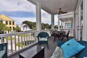 Outdoor dining - Barefoot 'N Salty - Walk to Beach in Surfside Beach (Surfside Beach)