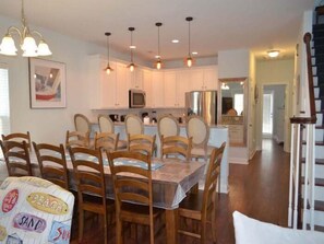 Dining - Barefoot 'N Salty - Walk to Beach in Surfside Beach (Surfside Beach)