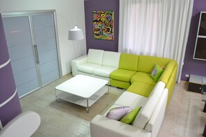 TV, DVD player, books, video library - Villa with garden 200 sqm facing the sea- view of the Aeolian Islands (Marina di Patti)