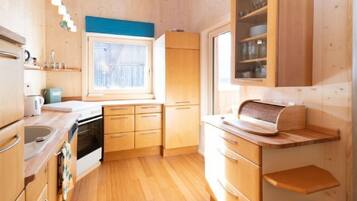 Kühlschrank, Ofen, Geschirrspüler, Hochstuhl