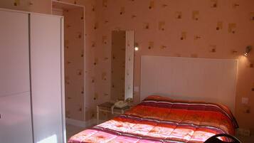 1 chambre, fer et planche à repasser, Wi-Fi gratuit, draps fournis