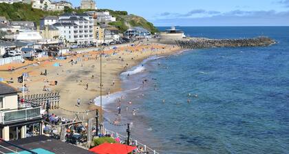 Großartige Lage, in der Nähe des Strandes und der Stadt Ventnor. Perfekt für Familien.