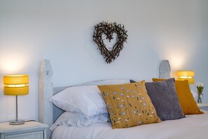 1 habitación, tabla de planchar con plancha y cuna de viaje 