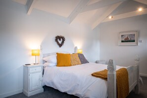 1 bedroom, iron/ironing board, travel crib, free WiFi - Rural barn conversion (TRURO)