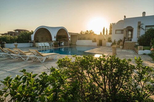 Hermosa villa con piscina