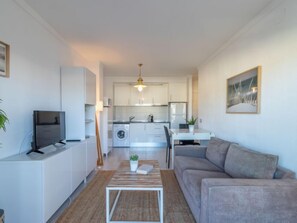 Un apartamento moderno con sala de estar, cocina y comedor.