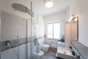 Hårføner, håndklær, såpe og sjampo