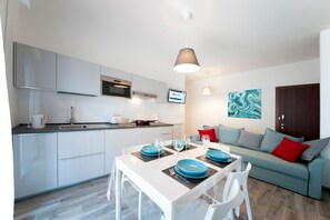 Frigorifero, microonde, piano cottura, macchina per tè/caffè