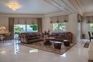 Tv, eldstad, dvd-spelare och böcker