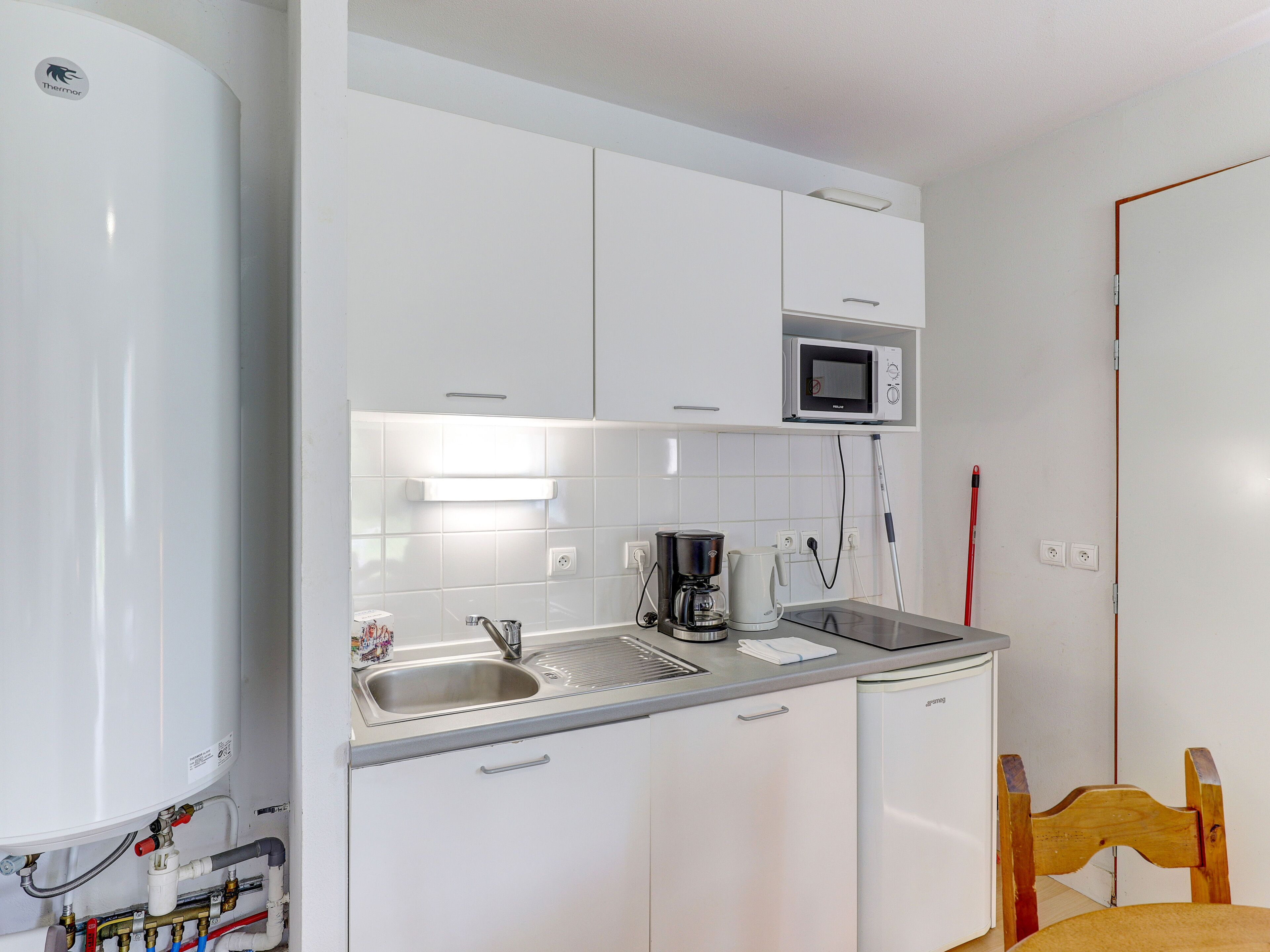 Een koelkast, een microgolfoven, een kookplaat