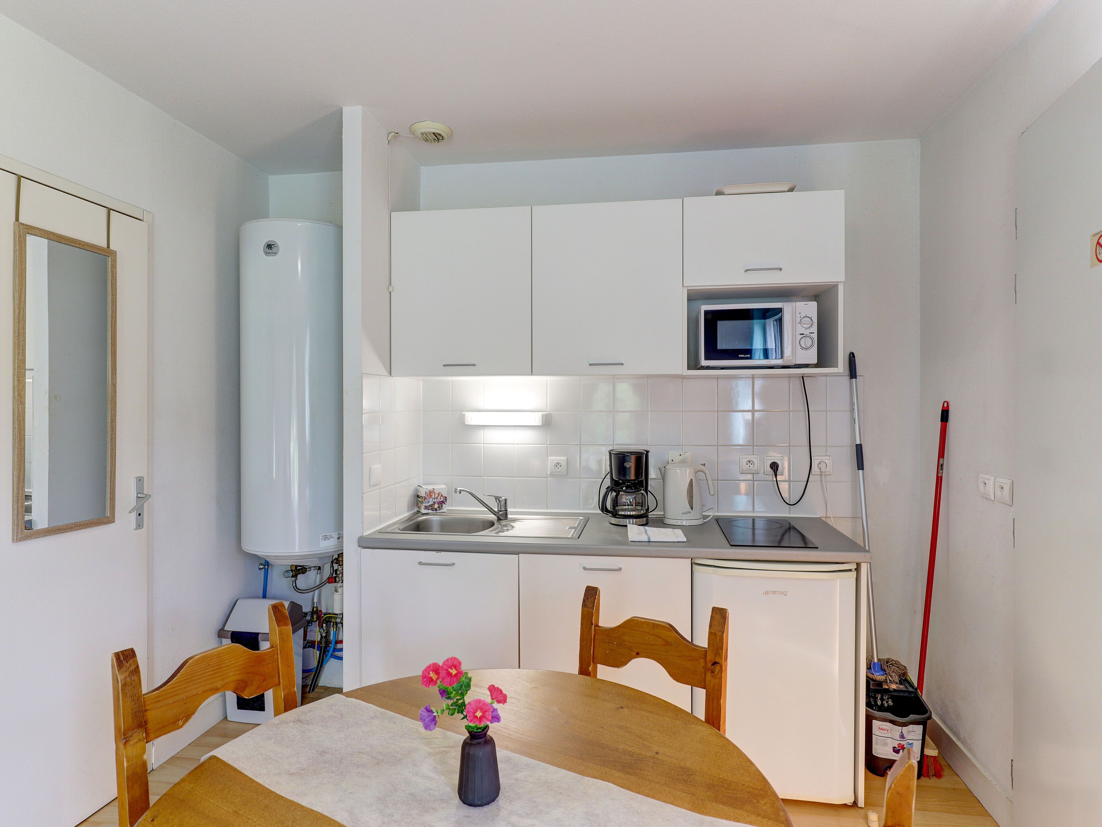 Een koelkast, een microgolfoven, een kookplaat