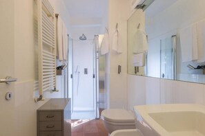 Douche, bidet, serviettes fournies