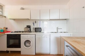 Fridge, stovetop, dishwasher, cookware/dishes/utensils - Villa Fortuny Cesare Apartment (Rome)