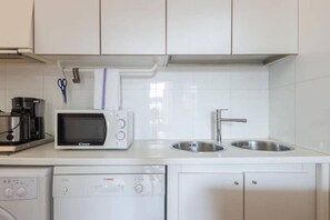 Fridge, stovetop, dishwasher, cookware/dishes/utensils - Villa Fortuny Cesare Apartment (Rome)