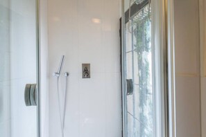 Dusche, Bidet, Handtücher