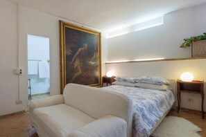 2 bedrooms, iron/ironing board, internet, bed sheets