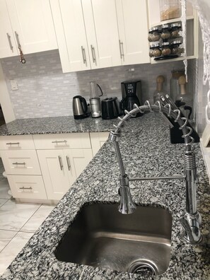 Fridge, microwave, oven, stovetop - Mae Villa newly renovated ! (Ocho Rios)