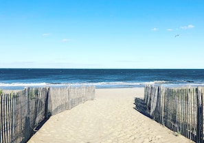 Plage à proximité, chaises longues, serviettes de plage