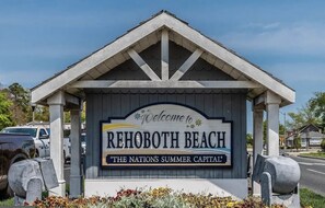 Un cartell de benvinguda per a Rehoboth Beach, amb la inscripció 'La capital estiuenca dels Estats Units'.
