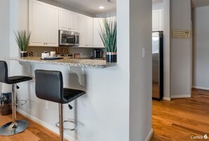 Een koelkast, een magnetron, een oven, een kookplaat