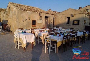 تناول الطعام بالخارج